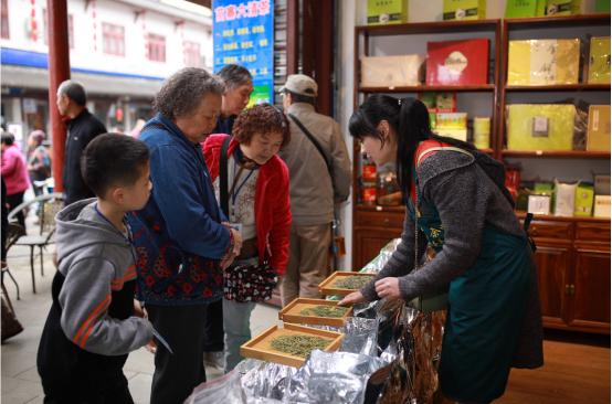 市民在蒲江成佳农贸市场采购特色农副产品及蒲江雀舌